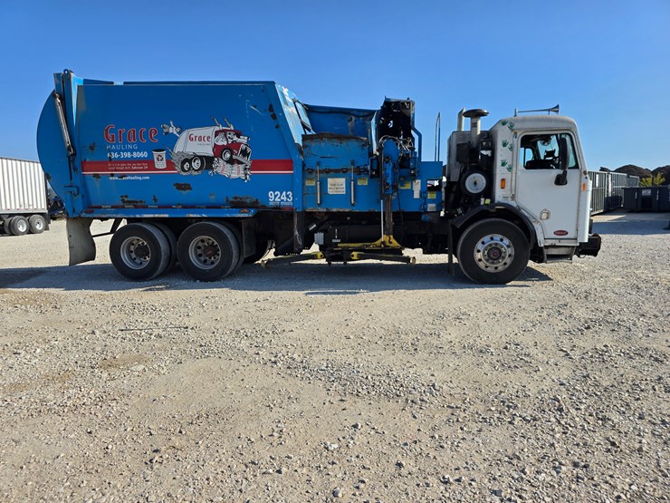 2013-peterbilt-320-image-23