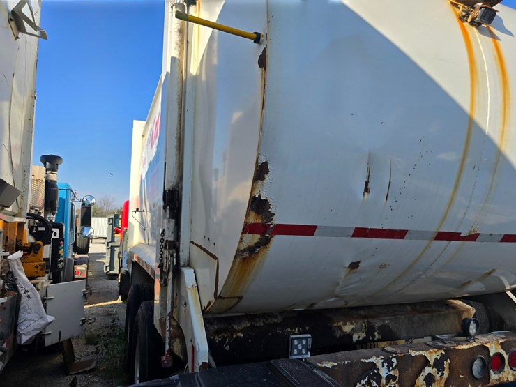 2002-peterbilt-320-image-14