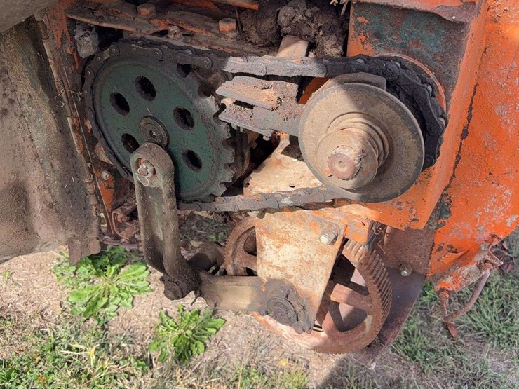 new-idea-manure-spreader,-single-axle,-wood-floor,-540pto,-has-a-hole-in-floor,-is-in-working-order,-just-needs-a-new-floor,-hyd.-slop/end-gate,-rear-beater-image-8