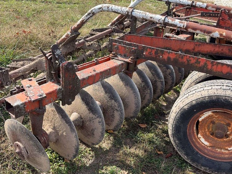 14ft-pull-type-hyd.-disk,-tandem-axle,-newer-tires,-newer-cylinder,-was-using-this-fall,-now-needs-a-new-bearing-and-shaft-on-front-left-side-image-5