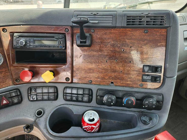 2016-freightliner-semi,-tag-#646-image-19