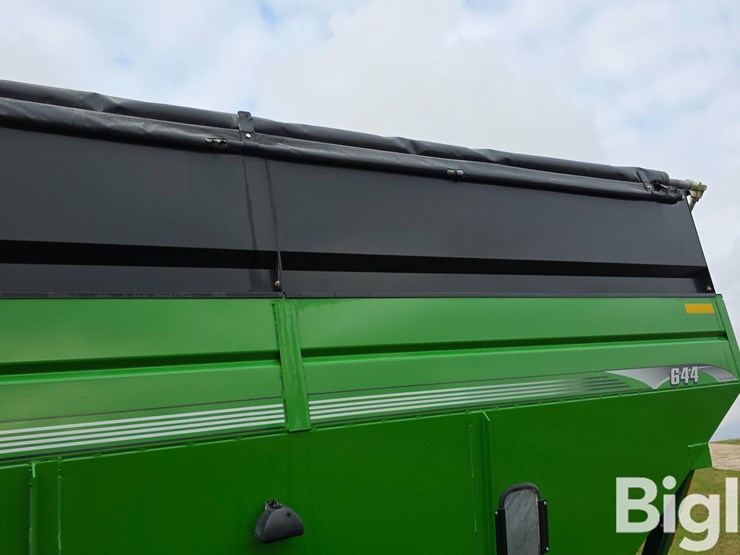 unverferth-brent-gt-644-gravity-wagon-image-16