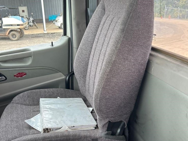 peterbilt-579-image-54