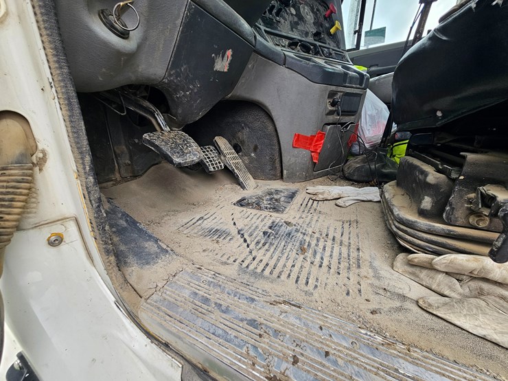 freightliner-columbia-120-image-75