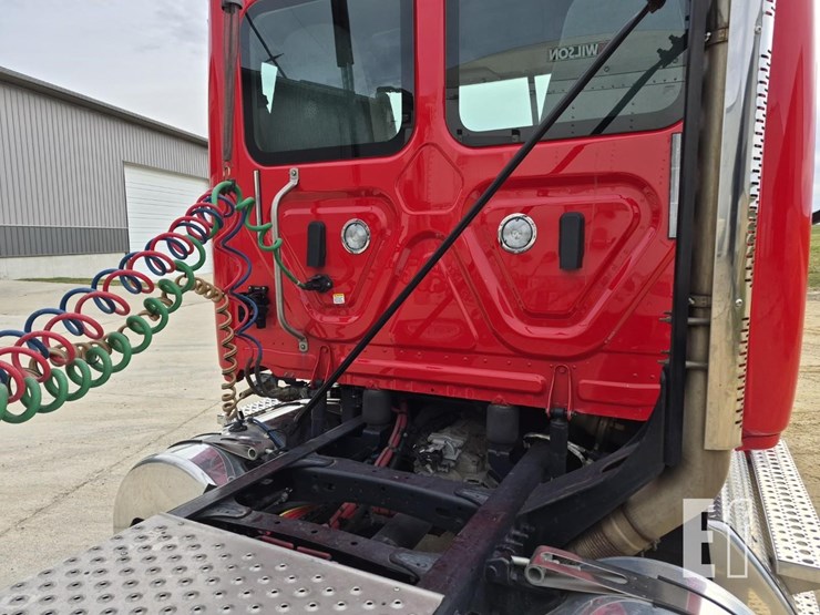 2018-freightliner-cascadia-113-image-13