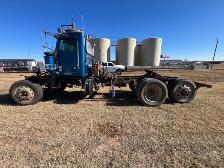 2011-peterbilt-367-image-12