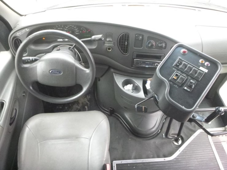 2004-ford-e450-image-11