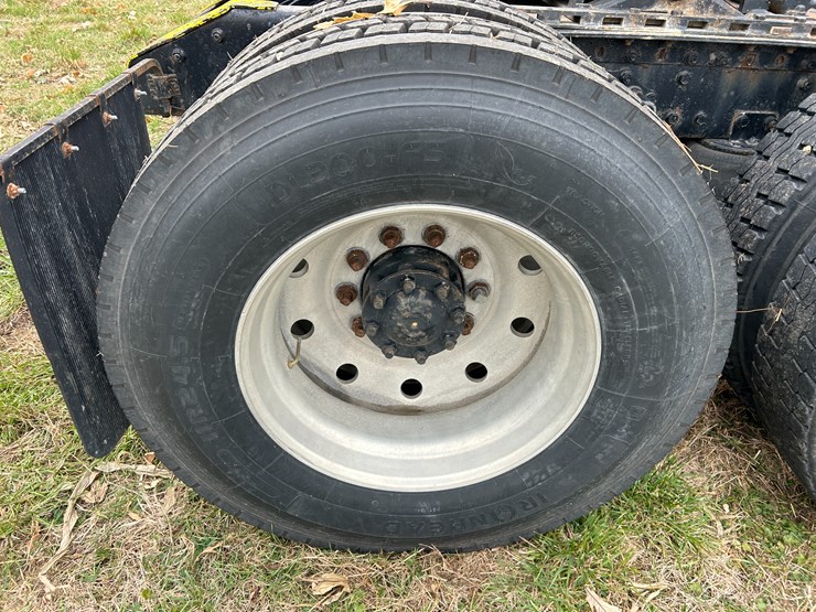 #95-•-volvo-semi-image-32