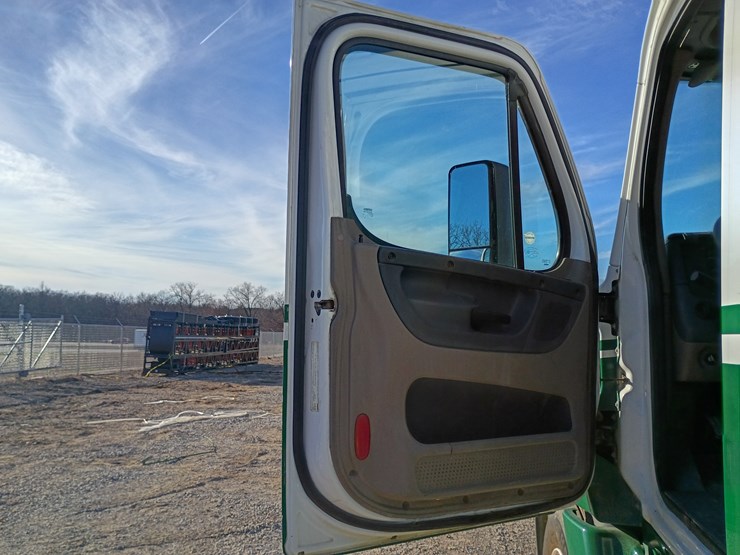 freightliner-cascadia-125-image-36