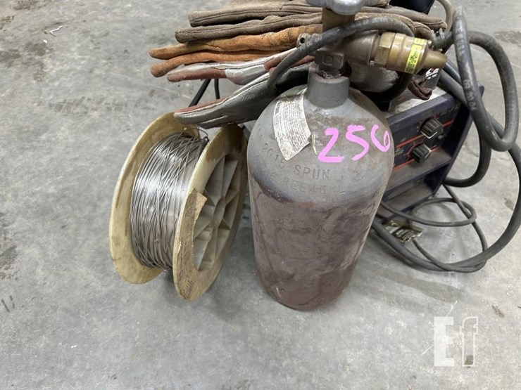 hobart-handler-125-welder-&-supplies-image-4