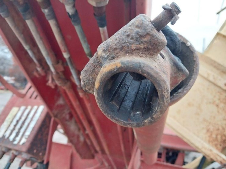 new-holland-1033-image-9