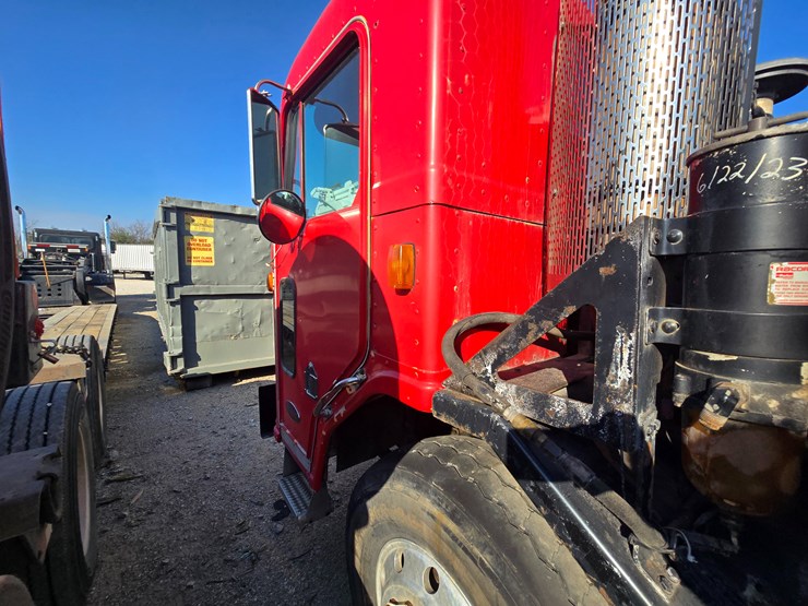 2002-peterbilt-320-image-26
