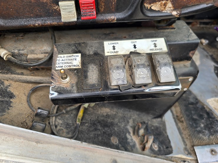 2003-peterbilt-320-image-54