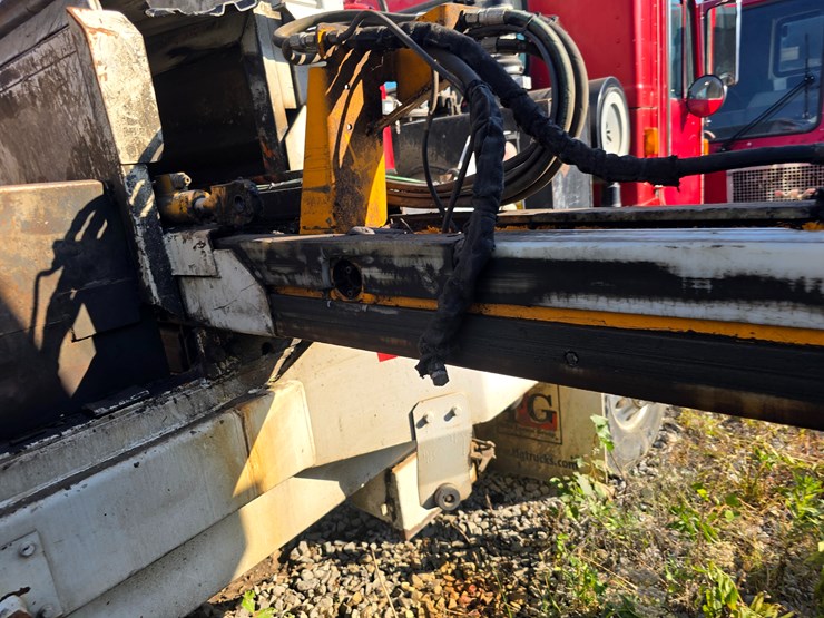 2001-peterbilt-320-image-17