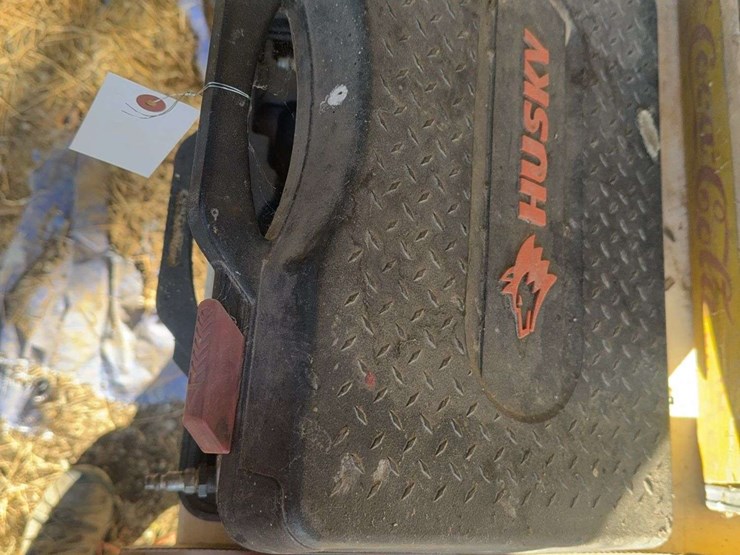 husky-air-tools,-3/8"-&-1/4"-impact-ratchets,-air-hammer,-sockets-image-2