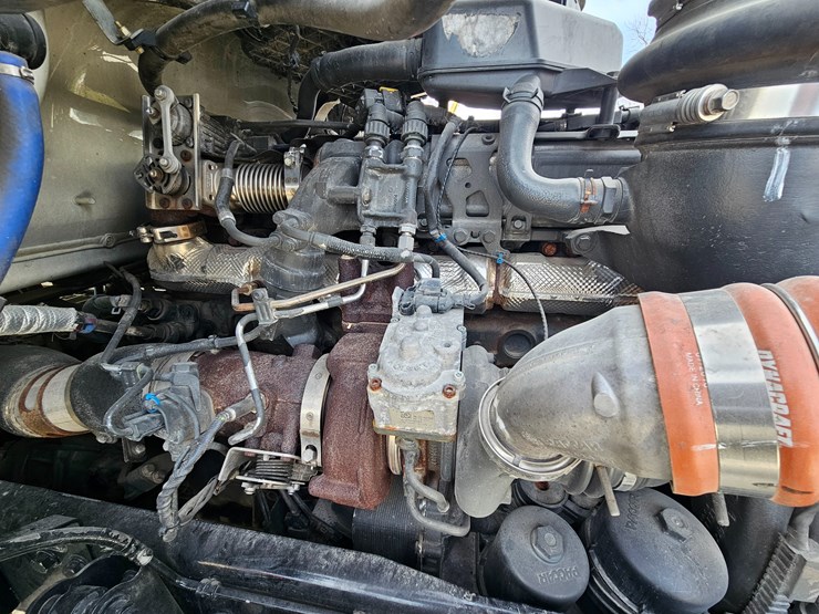 peterbilt-579-image-35