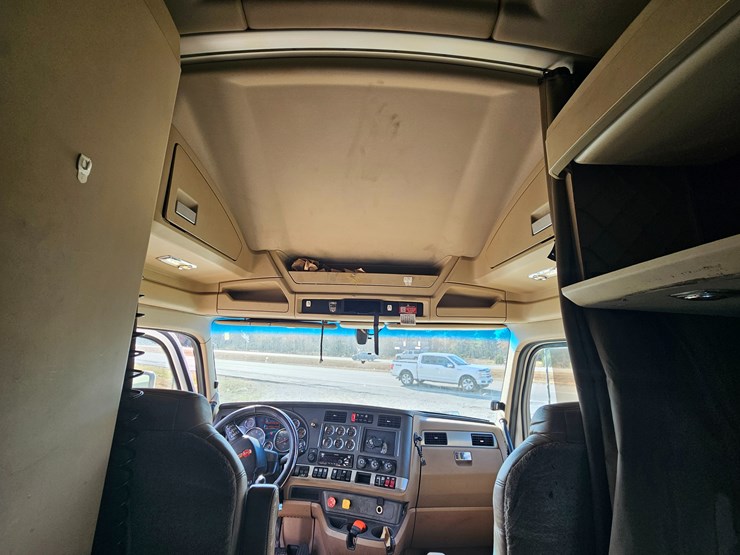 2021-kenworth-t680-image-63