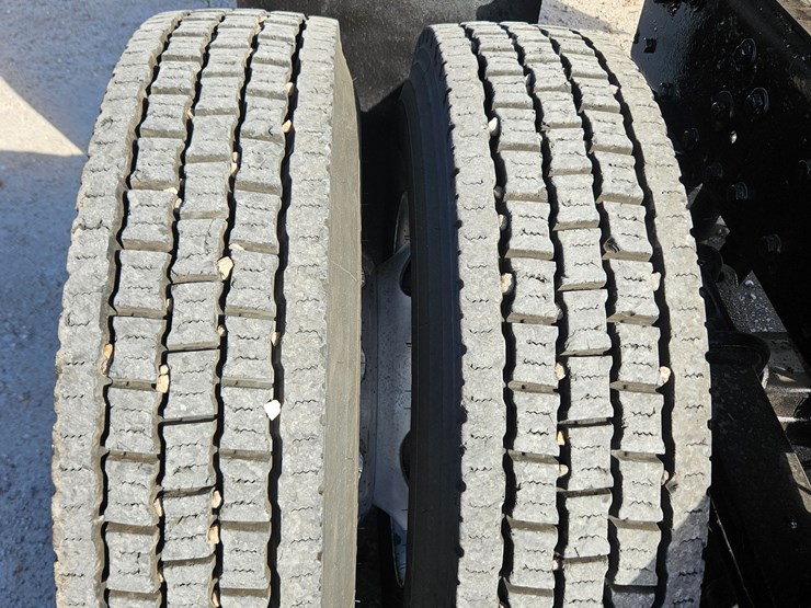 2009-peterbilt-365-image-96