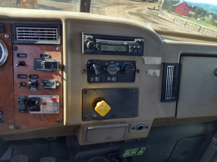 peterbilt-335-image-9