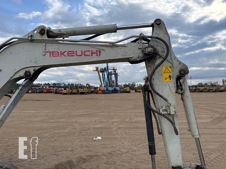 takeuchi-tb235-2-image-23