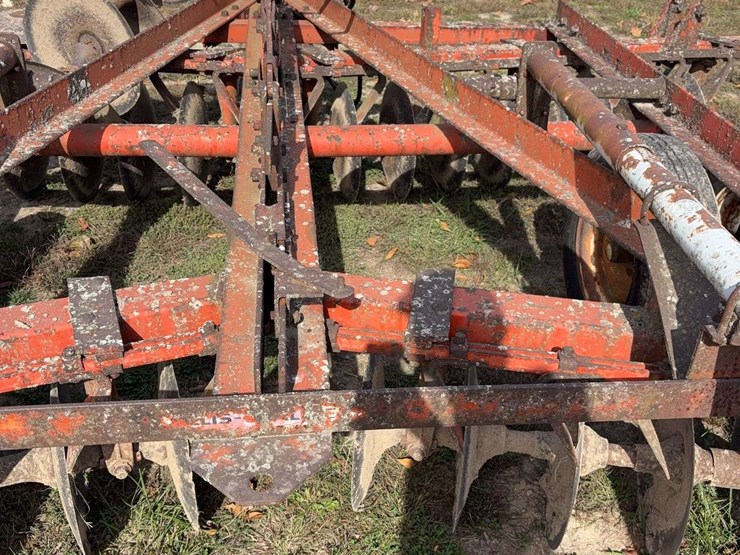 14ft-pull-type-hyd.-disk,-tandem-axle,-newer-tires,-newer-cylinder,-was-using-this-fall,-now-needs-a-new-bearing-and-shaft-on-front-left-side-image-8