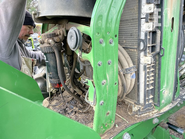 2013-john-deere-6150r-image-35
