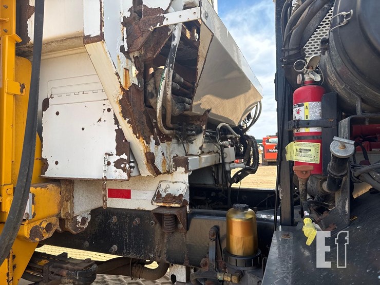 2019-peterbilt-garbage-truck-image-15