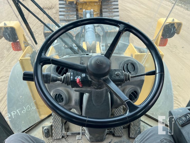 2011-deere-544k-image-34