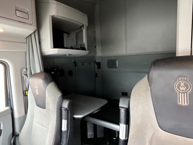 2020-kenworth-t680-image-24