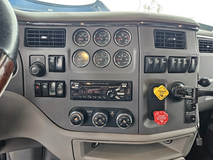 peterbilt-579-image-60