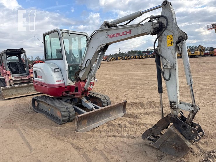 takeuchi-tb235-2-image-5