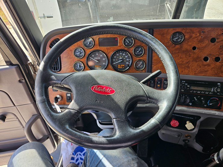 2009-peterbilt-365-image-79