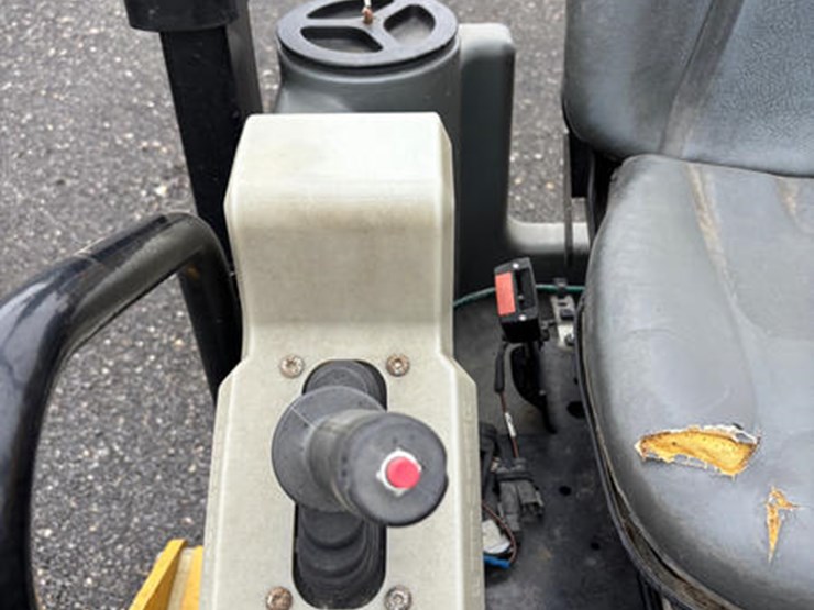 2017-caterpillar-cb24b-image-12