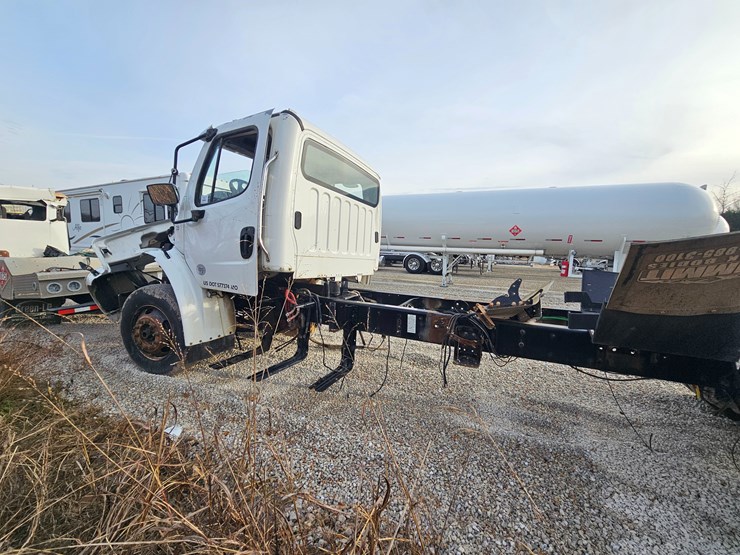 2019-freightliner-m2-106-image-11