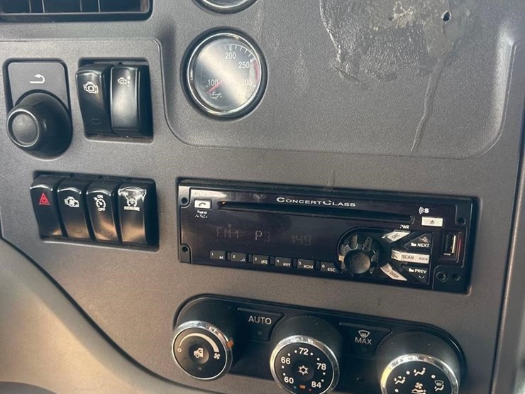 2016-peterbilt-579-image-25