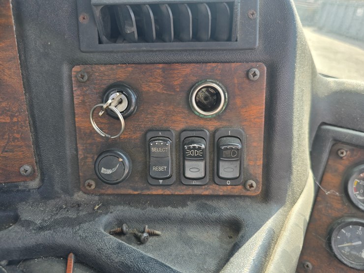 2003-peterbilt-320-image-61