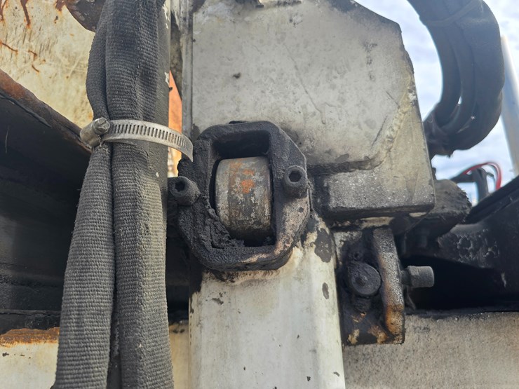 2003-peterbilt-320-image-85