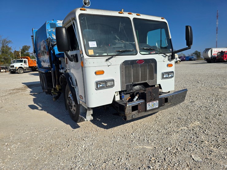 2013-peterbilt-320-image-30