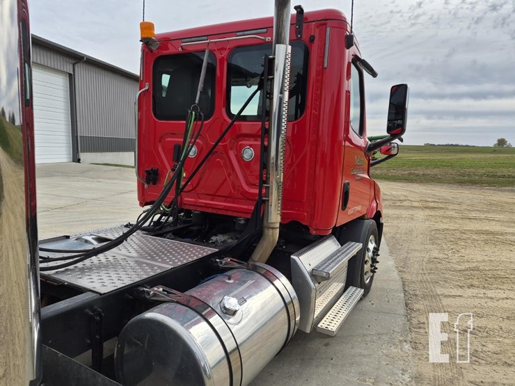 2018-freightliner-cascadia-116-image-11