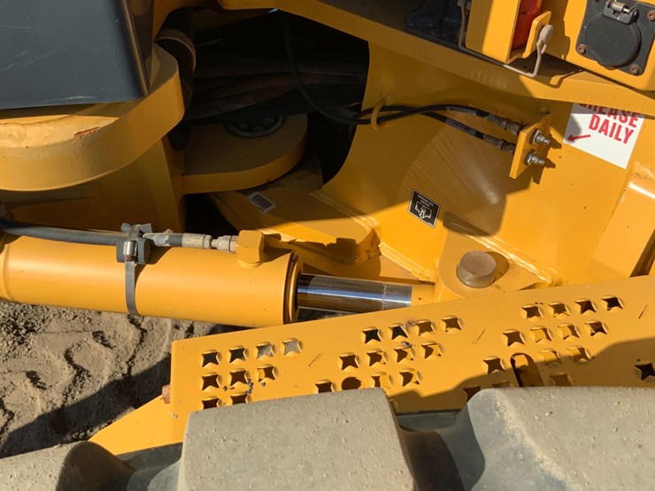 2015-deere-672g-image-19