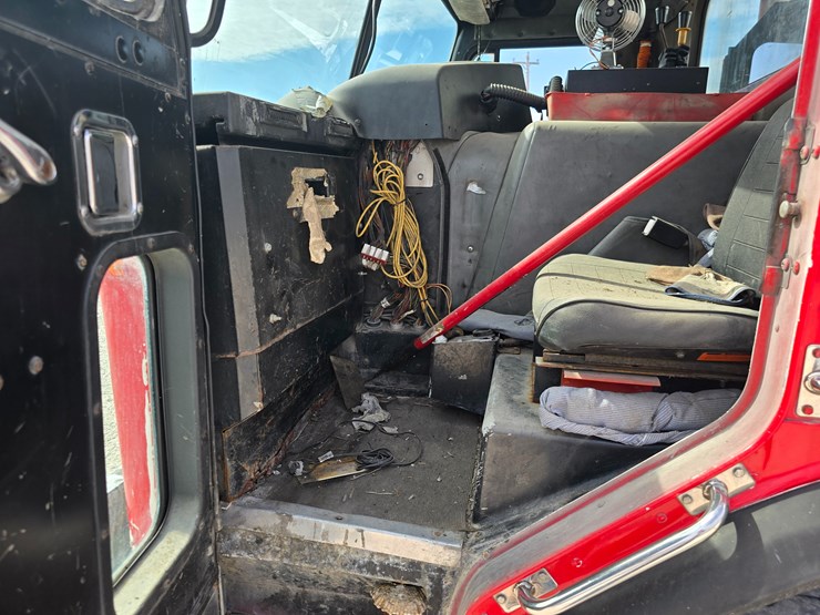 2005-peterbilt-320-image-32