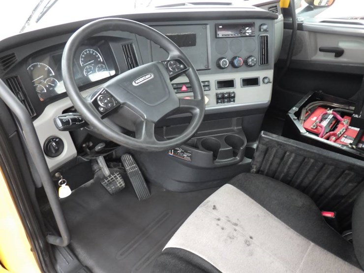 2019-freightliner-cascadia-126-image-19