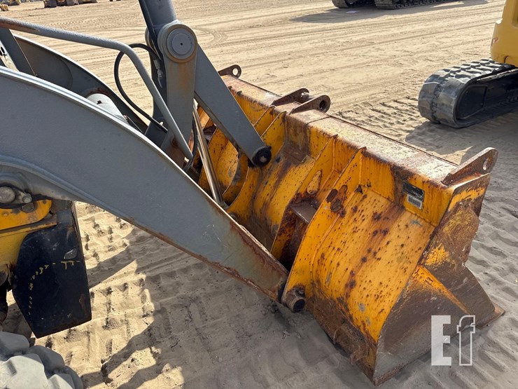 2010-deere-310j-image-14