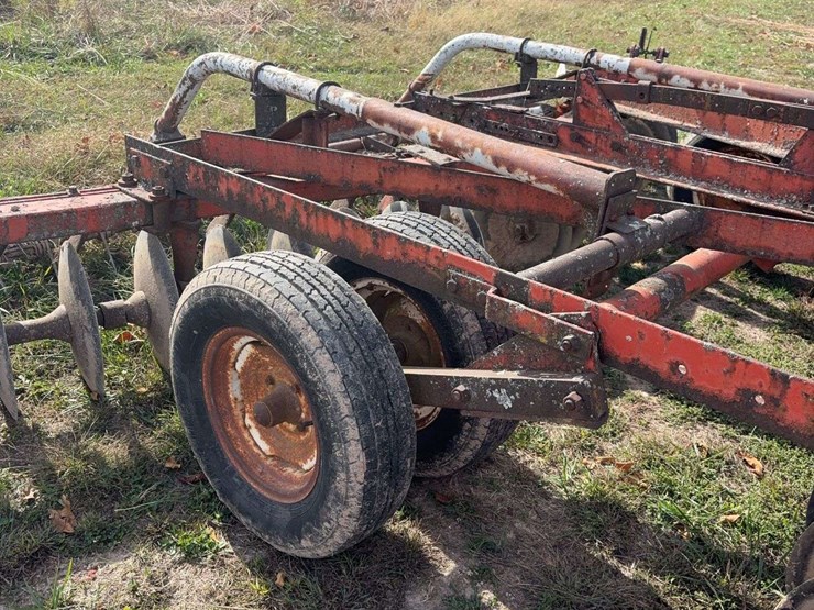 14ft-pull-type-hyd.-disk,-tandem-axle,-newer-tires,-newer-cylinder,-was-using-this-fall,-now-needs-a-new-bearing-and-shaft-on-front-left-side-image-4