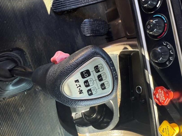 2018-kenworth-t800-image-31