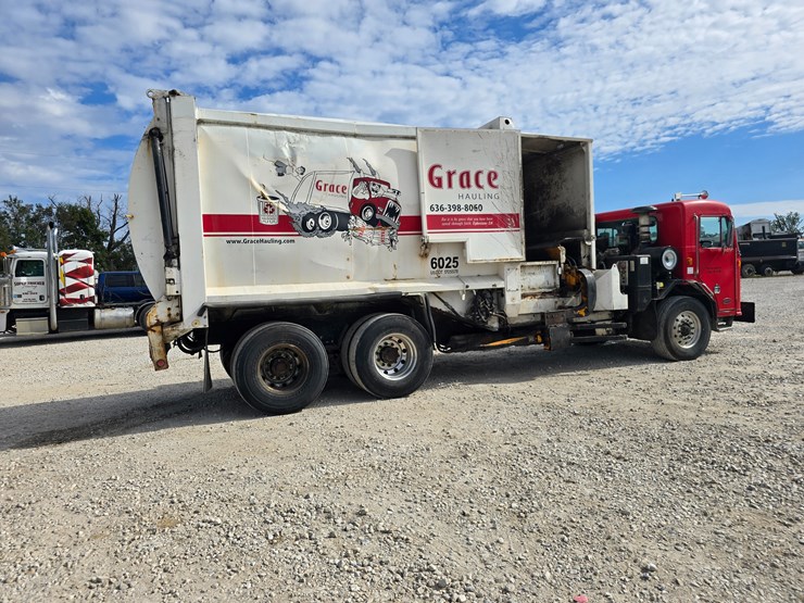 2005-peterbilt-320-image-19