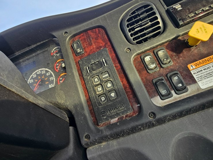 2019-freightliner-m2-106-image-44