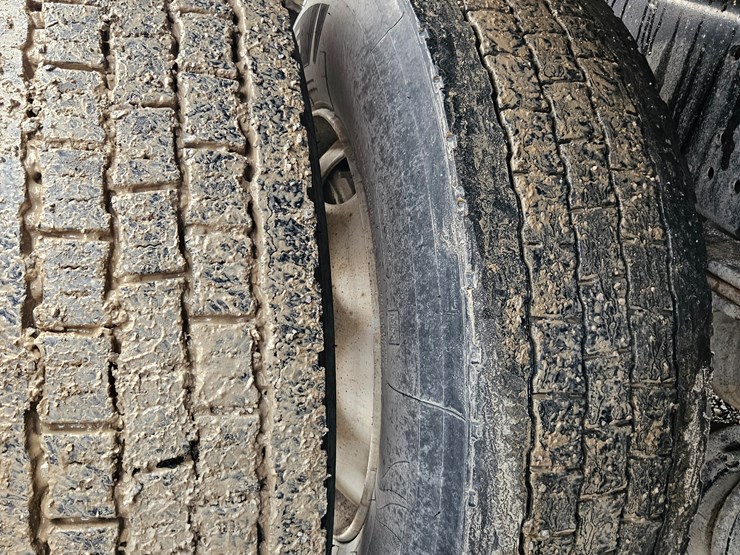 freightliner-columbia-120-image-100