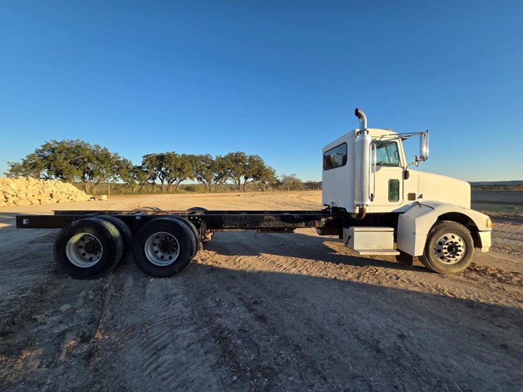 peterbilt-385-image-4