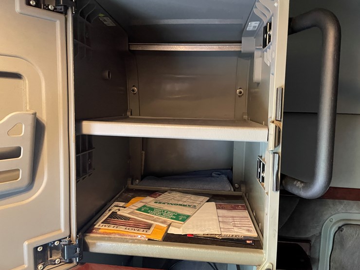 #1043-•-2009-freightliner-semi-(wi-title-in-delay)-image-54